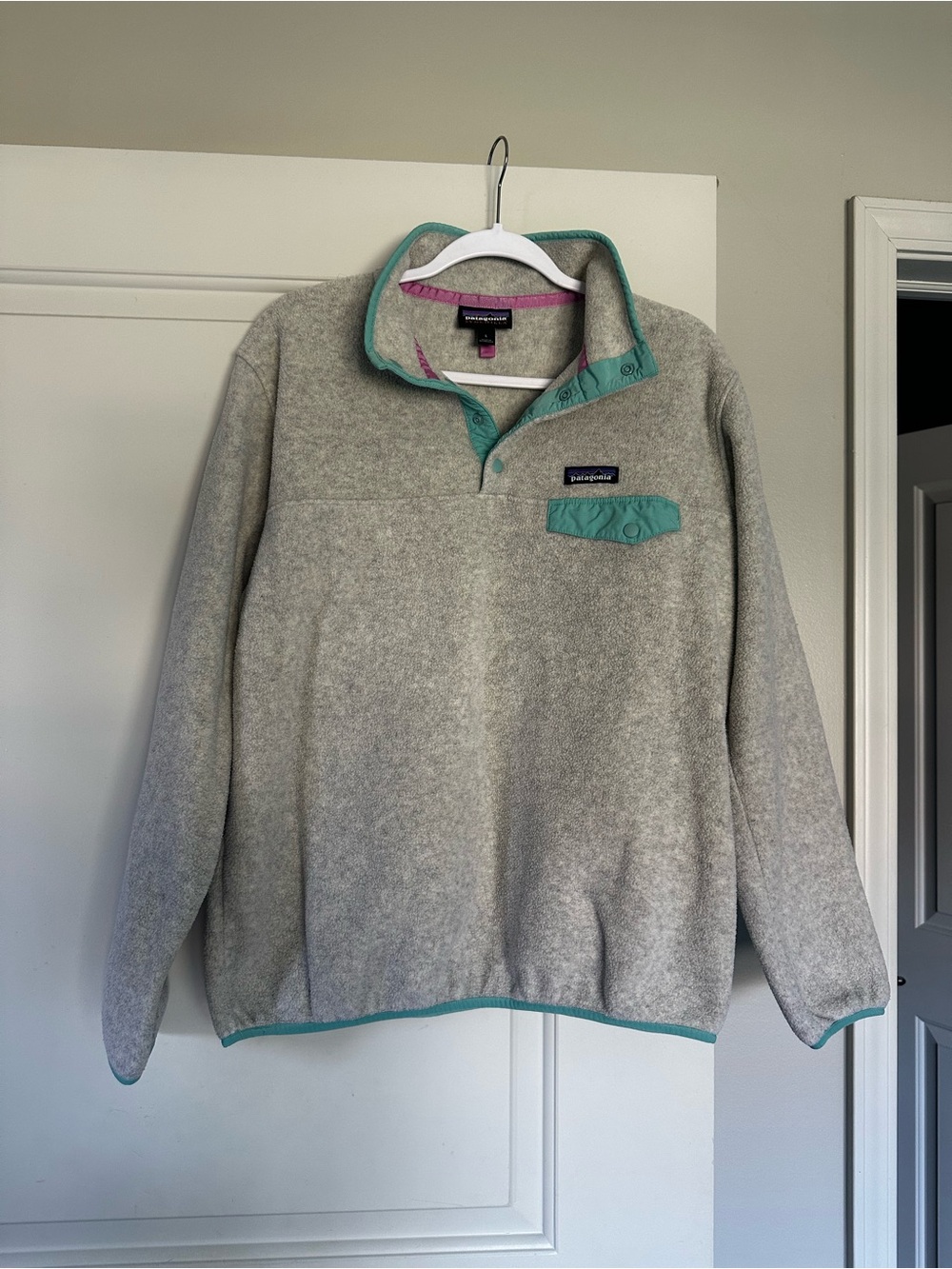 Patagonia Men’s Light Gray Fleece Pullover with Teal Trim